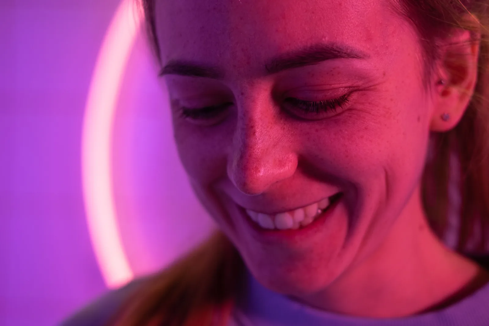 Persona en un entorno de luz violeta con expresión amable