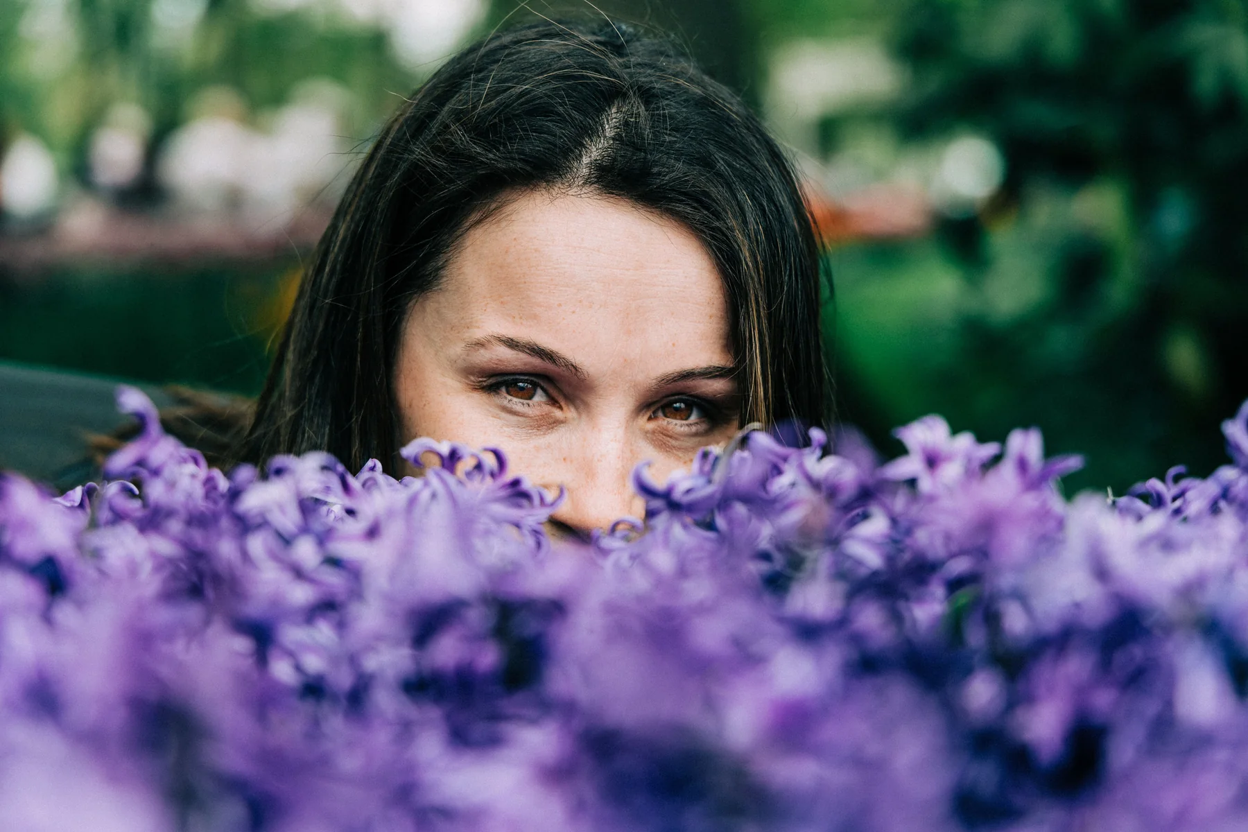 Persona entre flores violetas
