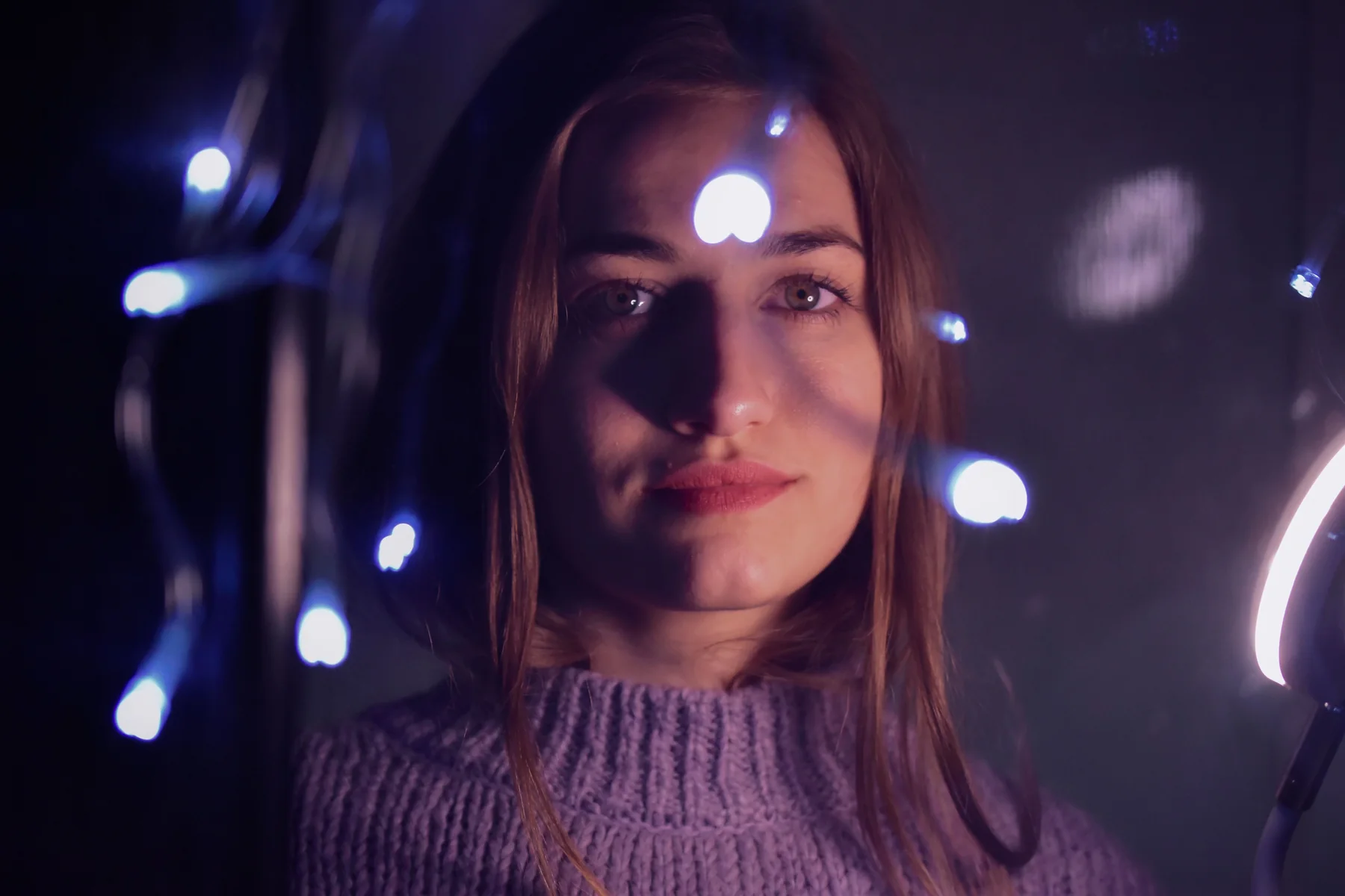 Ritratto in un ambiente moderno con luce morbida