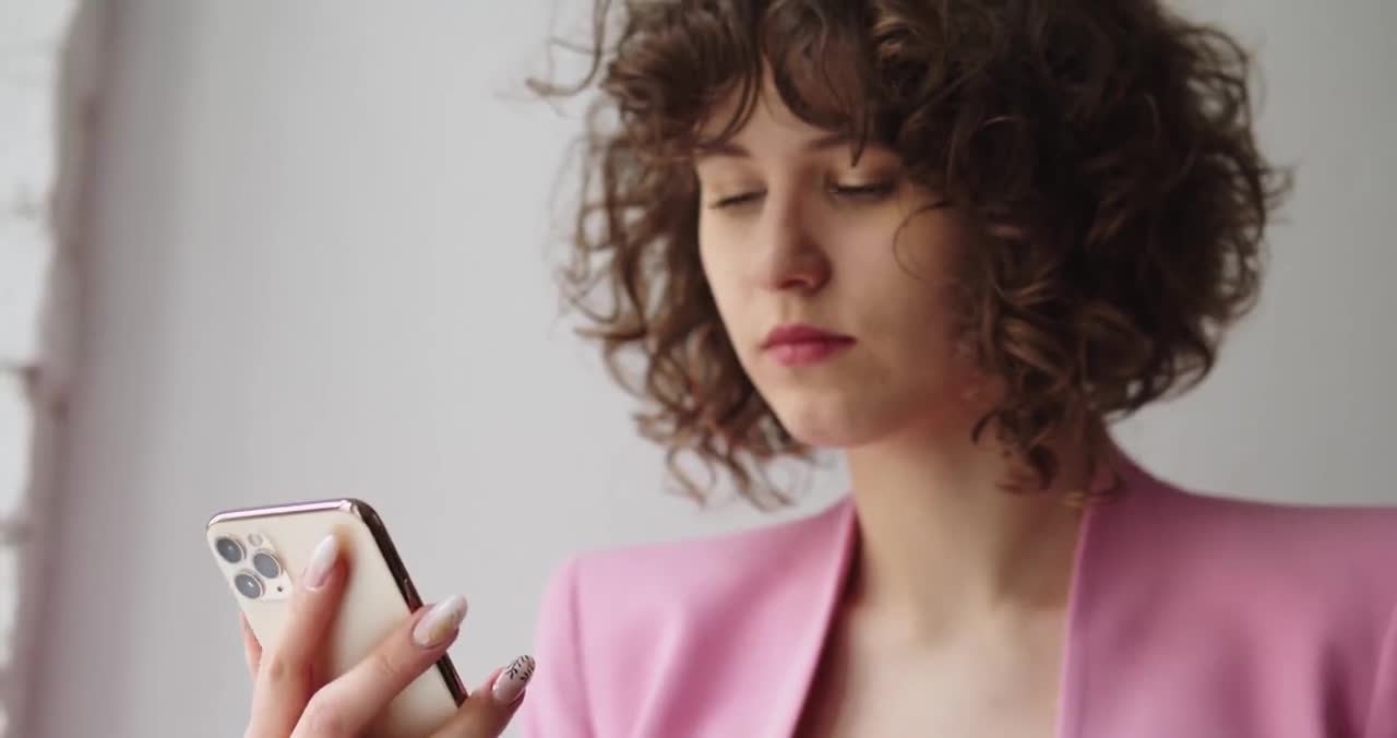 Verbraucherin bereitet einen digitalen Kreditantrag auf dem Smartphone vor